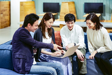 コワーキングスペースでミーティングする男女