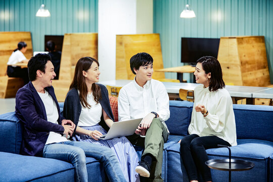 コワーキングスペースでミーティングする男女