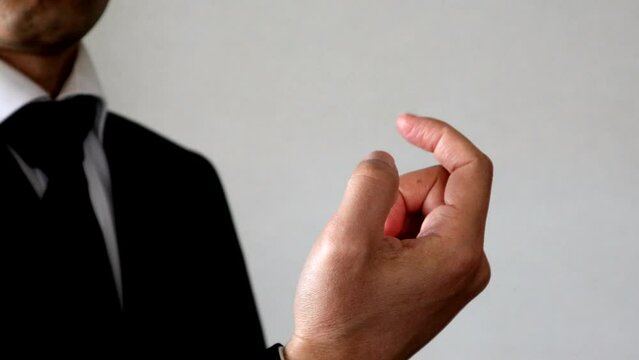 人を呼ぶビジネスマン