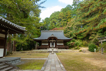 紅葉に包まれた弘川寺