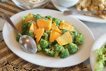 sauteed broccoli and carrots are delicious and fresh, this side dish is suitable for everyone to eat