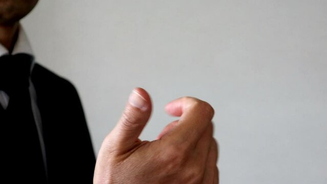 人を呼ぶビジネスマン