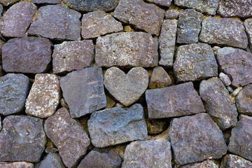 ハート型の石が埋め込まれた、長崎の石の壁