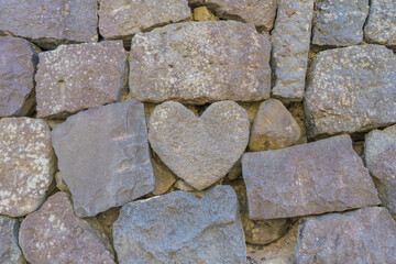 ハート型の石が埋め込まれた、長崎の石の壁