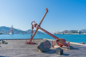 長崎県の港に置かれた巨大なイカリのモニュメント