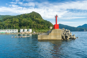 五島列島の中通島の奈良尾港にある赤い灯台