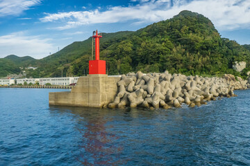 五島列島の中通島の奈良尾港にある赤い灯台 - obrazy, fototapety, plakaty
