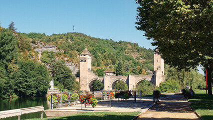 Cahors en Occitanie. Pont Valentré ou pont du Diable, architecture médiévale avec ses trois...