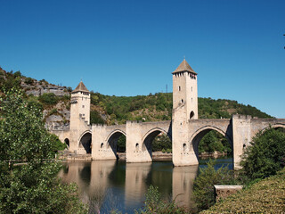 Pont Valentré ou pont du Diable, titanesque ouvrage gothique à Cahors en occitanie avec ses trois...