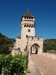 Fototapeta na wymiar Majestueux pont Valentré ou pont du Diable à Cahors avec ses tours et ses arches en dos d'âne franchissant la rivière du Lot 