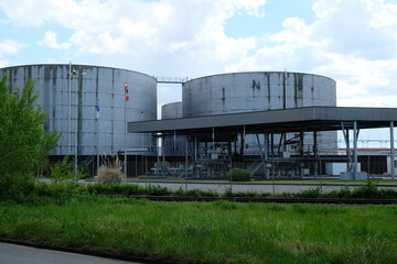 Fototapeta na wymiar FU 2021-05-13 Rheinhafen 297 Blick auf runde Industriegebäude
