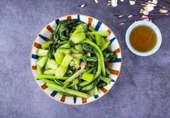Stir-fried small rape, a traditional delicacy