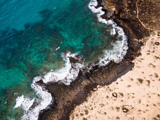 Luftaufnahme von Meer und Wellen in Fuerteventura 