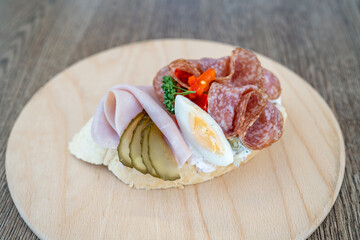 bread with ham and egg