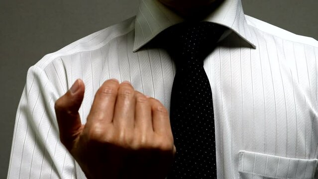 人を呼ぶビジネスマン