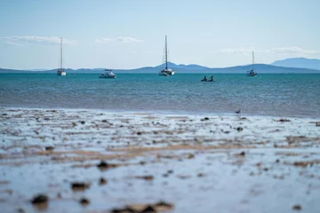 Photo sur Plexiglas Whitehaven Beach, île de Whitsundays, Australie tourists on holiday at a tropical beach in the tropics with boats and yachts