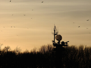 System antenowy nawigacji morskiej. Radar morski i lądowego oraz anteny łączności radiowej. - obrazy, fototapety, plakaty