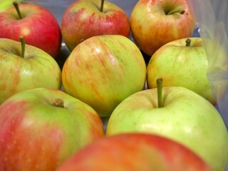 Äpfel auf Tisch