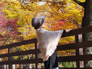 紅葉を眺める高齢日本人女性