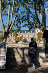 Hombre observando el río Sena, París. 