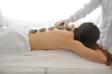 massagem relaxante beleza da mulher terapia de est&eacute;tica e sa&uacute;de