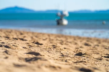 Crédence de cuisine en verre imprimé Whitehaven Beach, île de Whitsundays, Australie tourists on holiday at a tropical beach in the tropics with boats and yachts