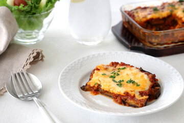 Eggplant casserole with meat、tomato, and cheese.  なすのミートグラタン　なすのグラタン