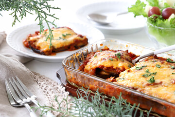 Eggplant casserole with meat、tomato, and cheese.  なすのミートグラタン　なすのグラタン