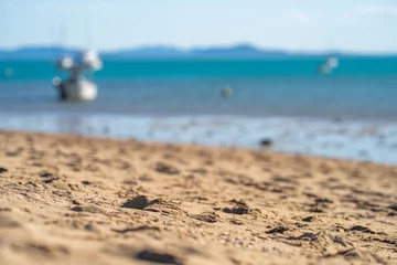 Papier Peint photo autocollant Whitehaven Beach, île de Whitsundays, Australie touristes en vacances sur une plage tropicale sous les tropiques avec bateaux et yachts