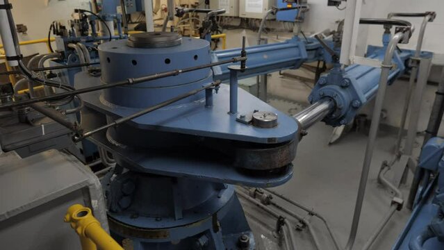 Steering gear with linkage rod of rudder angle transmitter in engine room