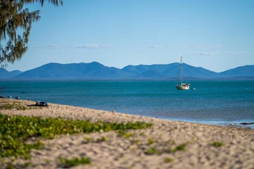 Photo sur Plexiglas Whitehaven Beach, île de Whitsundays, Australie tourists on holiday at a tropical beach in the tropics with boats and yachts