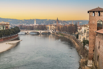 Obraz premium The Adige river and the panorama of Verona seen from the Castelvecchio bridge at sunset