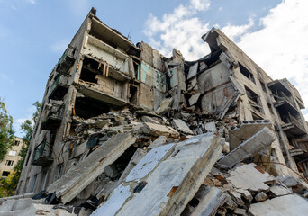 Fototapeta premium destroyed and burned houses in the city during the war in Ukraine