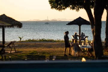 Crédence de cuisine en verre imprimé Whitehaven Beach, île de Whitsundays, Australie beach resort having drinks at sunset in queensland australia