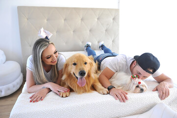 familia feliz com cachorros fofos em casa golden e Lhasa