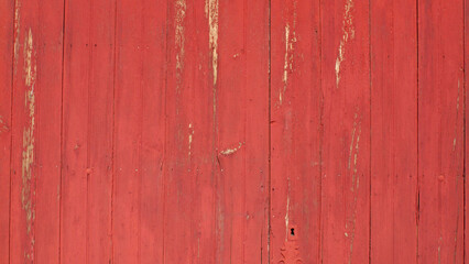 Tablones de madera pintado de rojo deteriorado