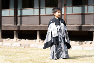 七五三で袴を着て記念写真を撮る日本人の5歳の男の子