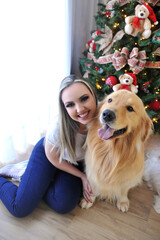 familia feliz com cachorros em casa 