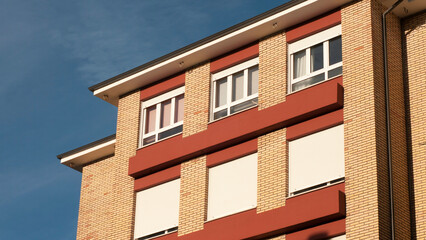 Ventanas en casa de ladrillo amarillo