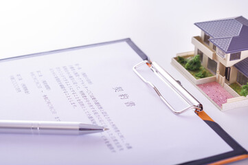 福祉施設の契約書と住宅模型