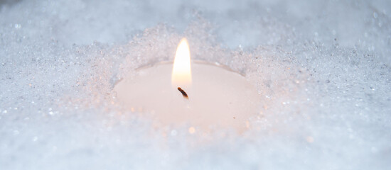 Kerze im Schnee