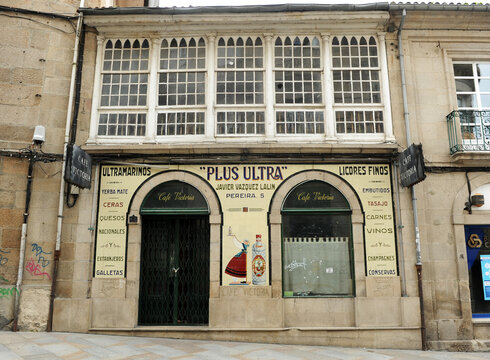 Antigua tienda de ultramarinos Plus Ultra y después Cafe Victoria en el centro histórico de Ourense, Galicia, España. Azulejos publicitarios en la fachada de un antiguo comercio tradicional