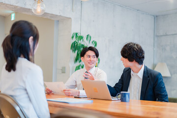 クリエイティブなオフィスで働く若手社員