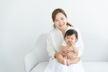 赤ちゃんを抱っこする母親