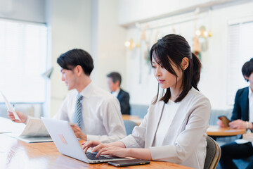 カフェで仕事をするビジネスパーソン