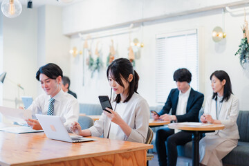 カフェで仕事をするビジネスパーソン