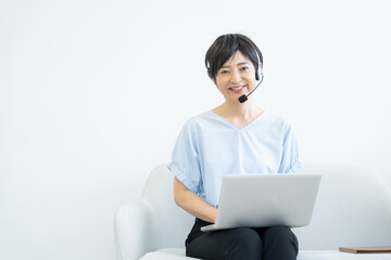 ヘッドセットをつけた女性