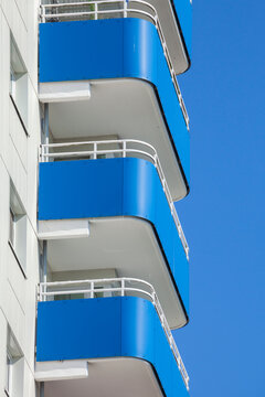 Monotones Wohngebäude, Hochhaus, Blaue Balkone, Wilhelmshaven, Niedersachsen, Deutschland