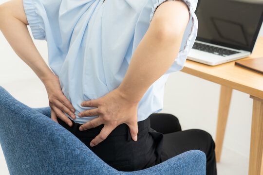 腰痛の女性
