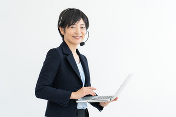 ヘッドセットをつけた女性